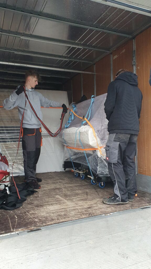 Ein Klavier wird in einem LKW gesichert