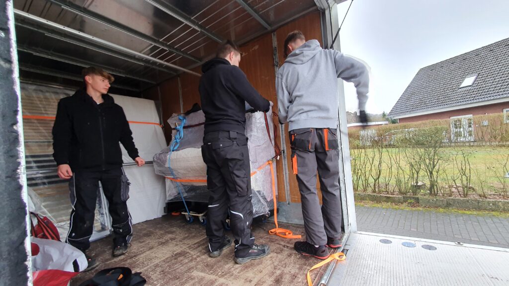 Ein Klavier wird sicher in einem LKW während eines Umzugs verstaut